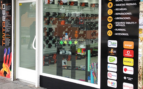 Escaparate y puerta exterior tienda Tinta Red